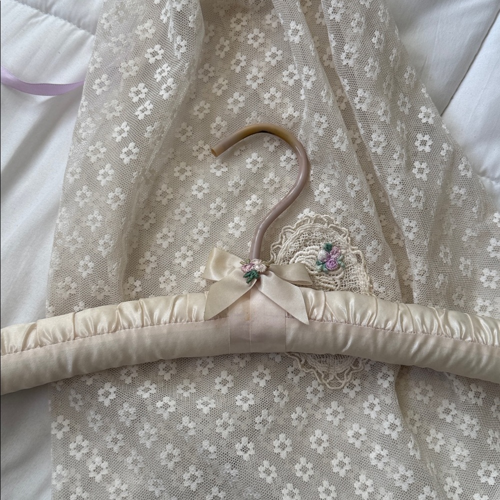 Vintage Lace hanger and lingerie bag - Picture 8 of 10
